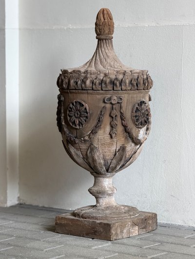Élégant objet décoratif ancien en bois sculpté