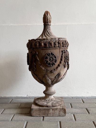 Élégant objet décoratif ancien en bois sculpté