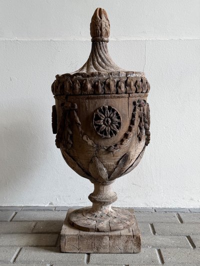 Élégant objet décoratif ancien en bois sculpté
