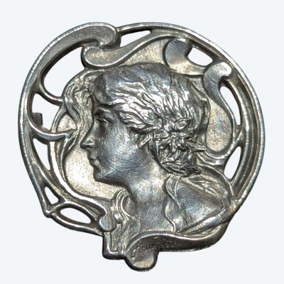 Spilla francese in stile Art Nouveau "La Femme Mucha" della Belle Époque, in argento, con ritratto di donna, CIRCA 1900
