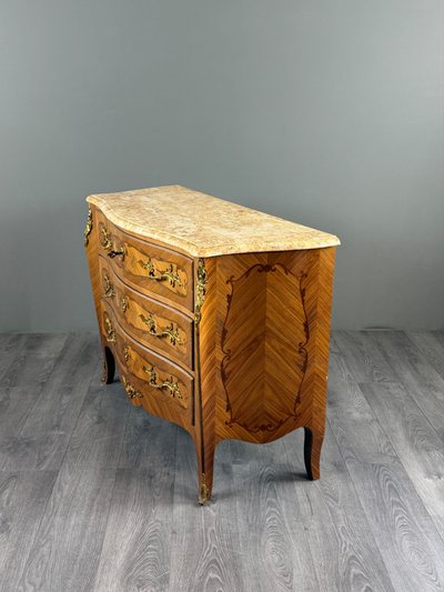 Commode de style Louis XV estampillée marquant p, XIXe siècle