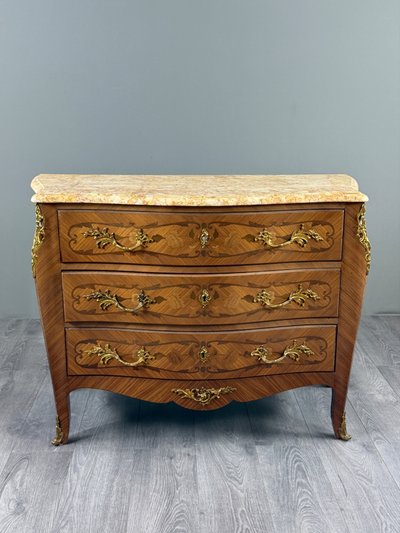 Commode de style Louis XV estampillée marquant p, XIXe siècle