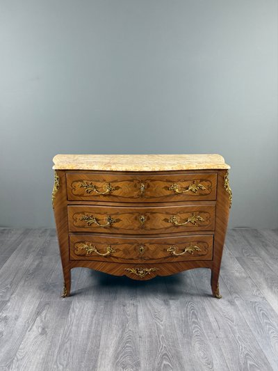 Commode de style Louis XV estampillée marquant p, XIXe siècle