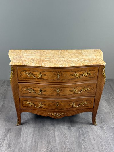 Commode de style Louis XV estampillée marquant p, XIXe siècle