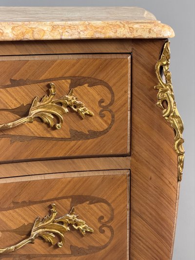 Commode de style Louis XV estampillée marquant p, XIXe siècle
