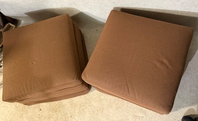 Ein Paar Sitzkissen aus Stoff