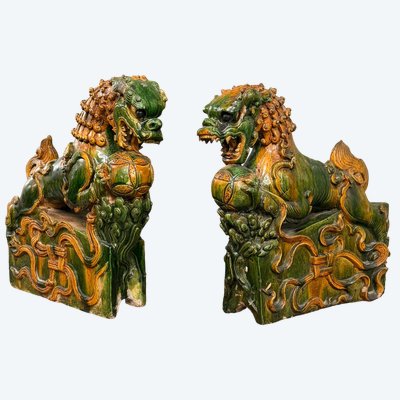 Importante coppia di tegole di colmo in terracotta smaltata con motivi di cani di Fô, Cina, XIX secolo - Cinese  