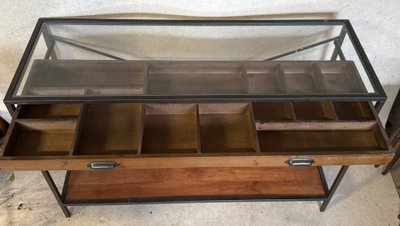 Flache Vitrine aus Eisen und Glas