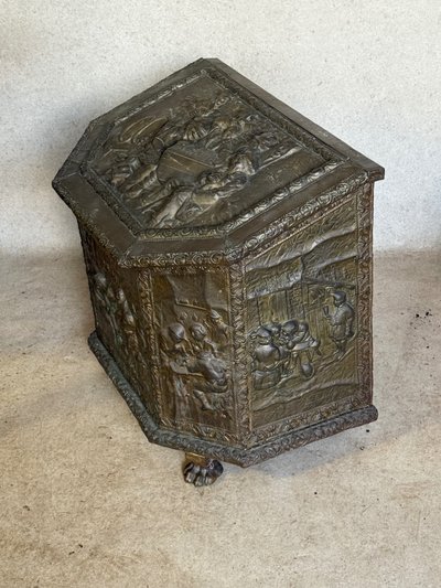 Coffre en cuivre repoussé