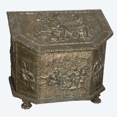 Coffre en cuivre repoussé