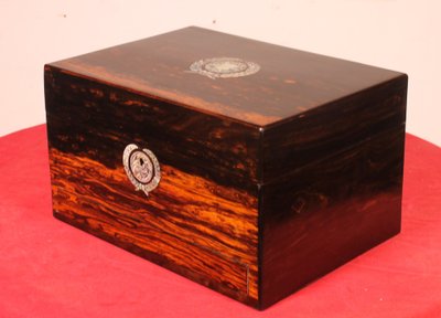 Charming Quality Antique 19th Century Coromandel Vanity Box With A Secret Compartment - 19° S