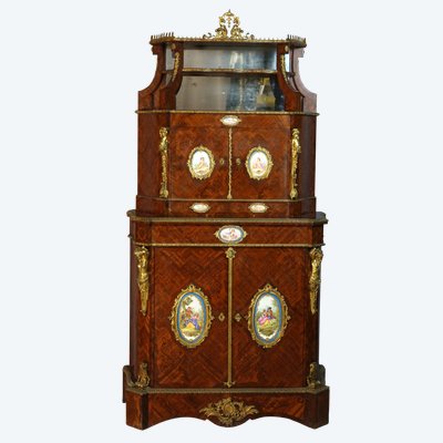 Credenza dalle forme sinuose con intarsio, decorata con placche di porcellana del XIX secolo