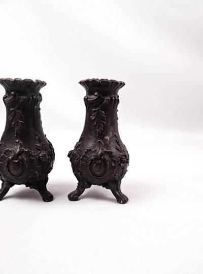 Paire de petit vases soliflore Rococo en étain artisanat Français du XIXe
