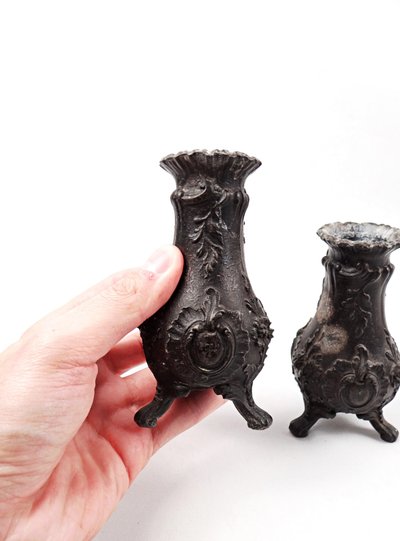 Paire de petit vases soliflore Rococo en étain artisanat Français du XIXe
