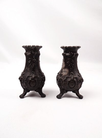 Paire de petit vases soliflore Rococo en étain artisanat Français du XIXe