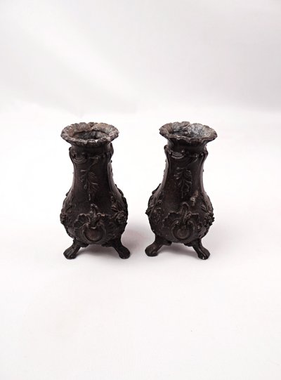Paire de petit vases soliflore Rococo en étain artisanat Français du XIXe