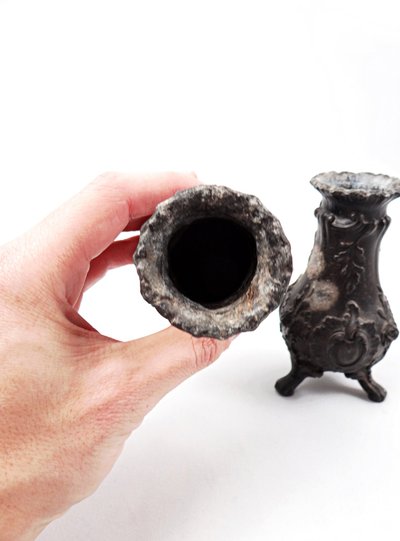 Paire de petit vases soliflore Rococo en étain artisanat Français du XIXe