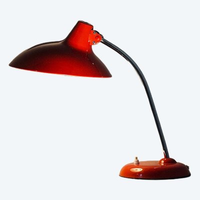 Lampe à poser rouge Kaiser Idell. 