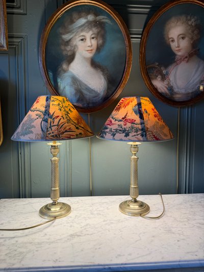 Paar ziselierte Bronzelampen, Höhe 45 cm