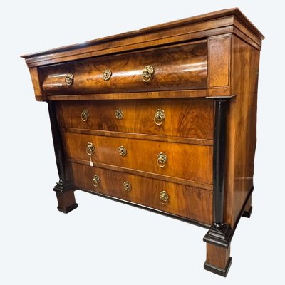 Antike Biedermeier-Kommode aus Nussbaum und Nussbaum-Maserholz, aus dem Jahr 1825, mit Intarsien und ebonisierten Teilen.