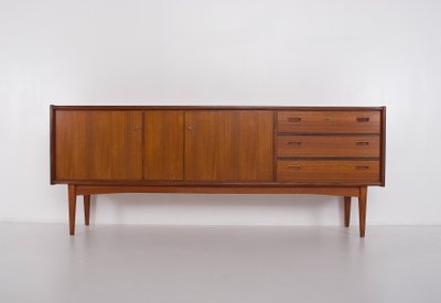 Niedriges skandinavisches Teak-Sideboard.