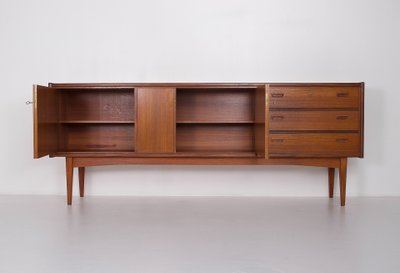 Niedriges skandinavisches Teak-Sideboard.