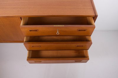 Niedriges skandinavisches Teak-Sideboard.