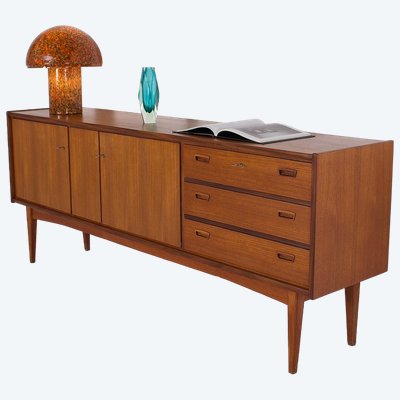 Niedriges skandinavisches Teak-Sideboard.