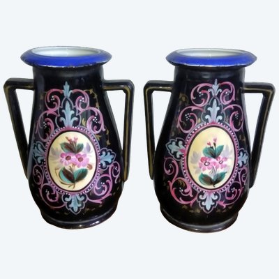PAIR OF 19TH CENTURY PORCELAIN VASES WITH FLORAL DESIGN