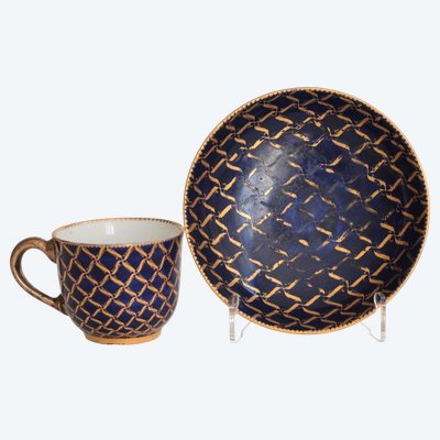 Tasse et soucoupe Bouillard en porcelaine tendre de Sèvres à décor de croisillons or sur fond bleu