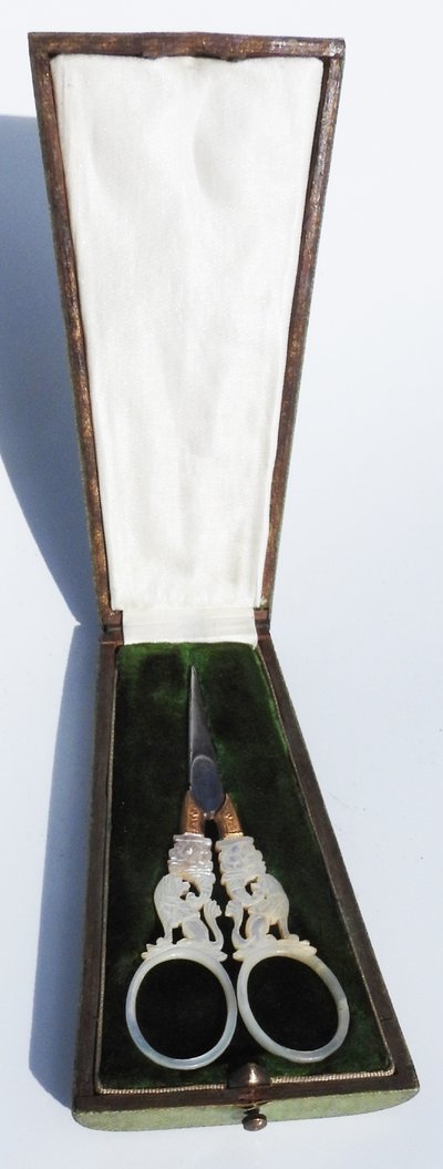 Nécessaire couture ciseaux en nacre Palais Royal coffret galuchat début XIXe