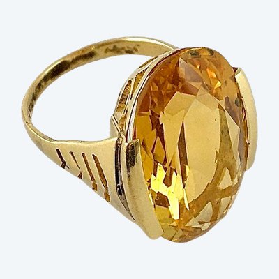 Anello con citrino ovale su montatura traforata in oro giallo ispirata all'Art Déco.