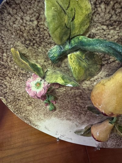 Deux Assiettes Décoratives En Barbotine À Décor De Fruits En Relief – Fin XIXe / Début XXe Siècle