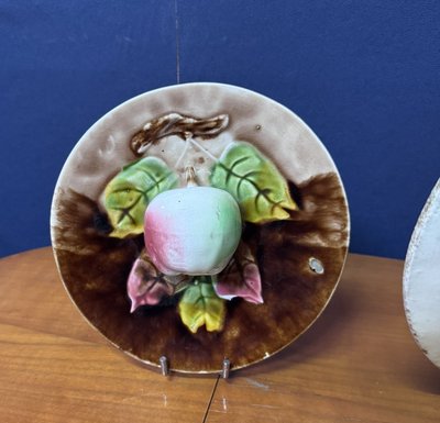 Deux Assiettes Décoratives En Barbotine À Décor De Fruits En Relief – Fin XIXe / Début XXe Siècle