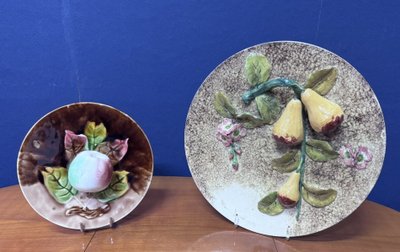 Deux Assiettes Décoratives En Barbotine À Décor De Fruits En Relief – Fin XIXe / Début XXe Siècle