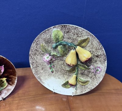 Deux Assiettes Décoratives En Barbotine À Décor De Fruits En Relief – Fin XIXe / Début XXe Siècle
