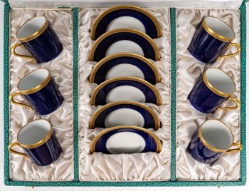 Serie Von Tassen Und Untertassen Aus Limoges-Porzellan