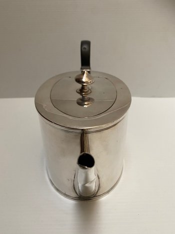 THÉIÈRE EN ARGENT MASSIF 