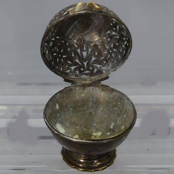 17th Century Toilet Service In Bronze Coat Of Arms