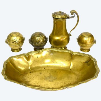 17th Century Toilet Service In Bronze Coat Of Arms