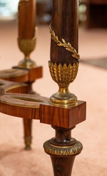 Tavolo con piedistallo rotondo in stile Weisweiler del XIX secolo