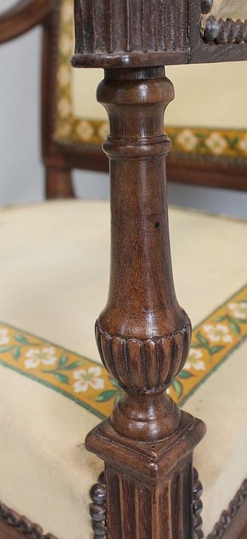 Poltrona in noce, stile Luigi XVI - Inizio XIX secolo
