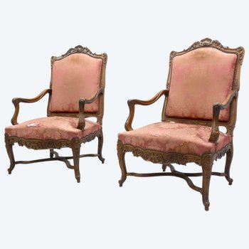 Paire De Fauteuils à La Reine De Style Louis XV En Noyer