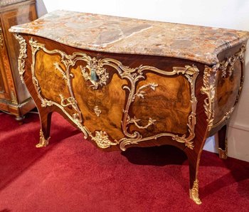 Une Belle Commode De Style Louis XV