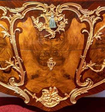 Une Belle Commode De Style Louis XV