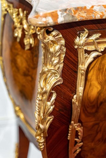 Une Belle Commode De Style Louis XV