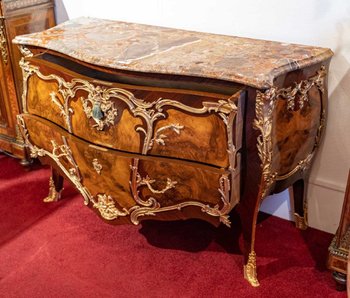 Une Belle Commode De Style Louis XV