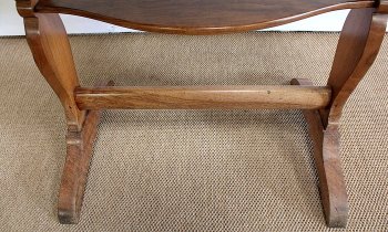 Petite Table de Salon vide-poche en Noyer massif - Milieu XIXe