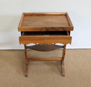Petite Table de Salon vide-poche en Noyer massif - Milieu XIXe