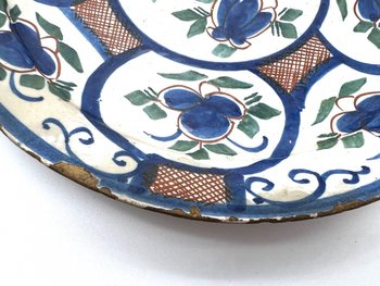 DELFT 2 assiettes en faience polychrome 18ème